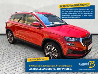 Schräge Frontansicht auf einen Skoda Karoq , freigestellt