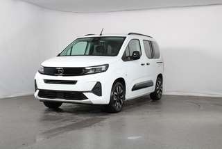 Schräge Frontansicht auf einen Opel Combo Life , freigestellt