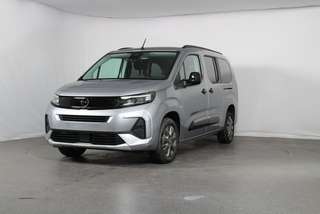 Schräge Frontansicht auf einen Opel Combo , freigestellt