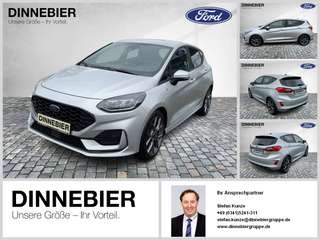 Schräge Frontansicht auf einen Ford Fiesta , freigestellt