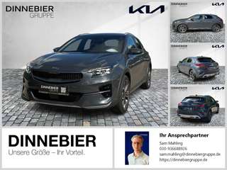 Schräge Frontansicht auf einen Kia XCeed , freigestellt