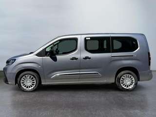Schräge Frontansicht auf einen Toyota Proace City , freigestellt