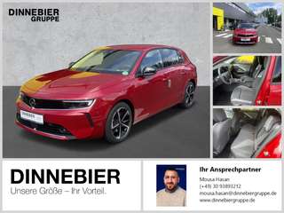 Schräge Frontansicht auf einen Opel Astra , freigestellt