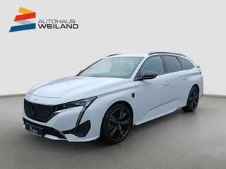Schräge Frontansicht auf einen Peugeot 308 , freigestellt