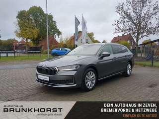 Schräge Frontansicht auf einen Skoda Superb , freigestellt