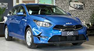 Schräge Frontansicht auf einen Kia cee'd , freigestellt