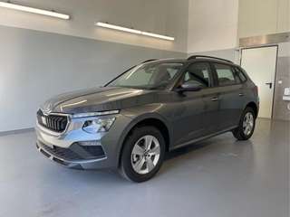 Schräge Frontansicht auf einen Skoda Kamiq , freigestellt