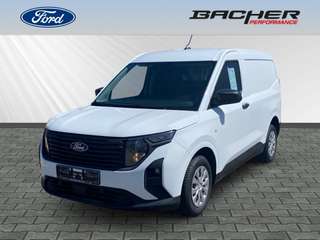 Schräge Frontansicht auf einen Ford Transit Courier , freigestellt