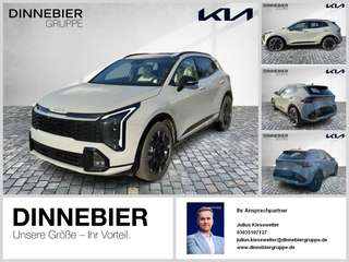 Schräge Frontansicht auf einen Kia Sportage , freigestellt