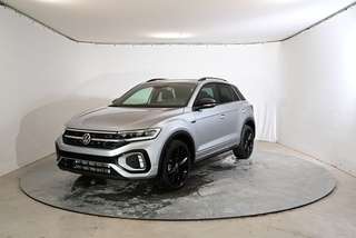 Schräge Frontansicht auf einen Volkswagen T-Roc , freigestellt