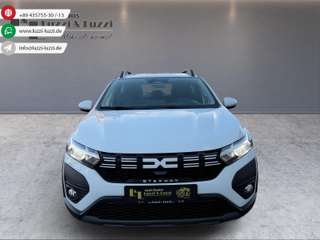 Schräge Frontansicht auf einen Dacia Sandero , freigestellt