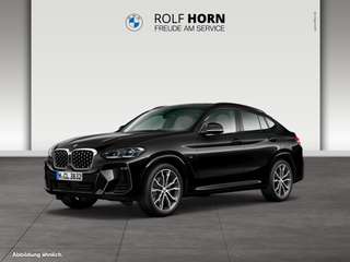Schräge Frontansicht auf einen BMW X4 , freigestellt
