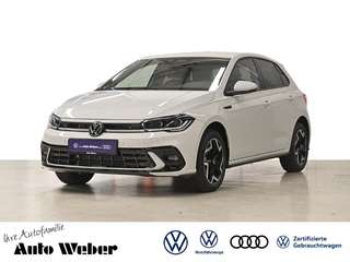 Schräge Frontansicht auf einen Volkswagen Polo , freigestellt
