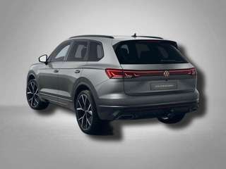 Schräge Frontansicht auf einen Volkswagen Touareg , freigestellt