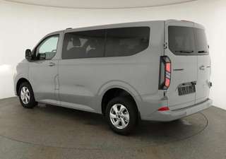 Schräge Frontansicht auf einen Ford Transit Custom , freigestellt
