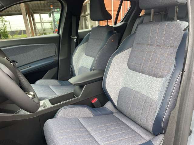 Fahrzeugbild eines Renault 4 E-TECH