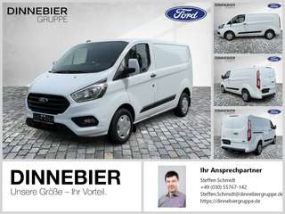Schräge Frontansicht auf einen Ford Transit Custom , freigestellt