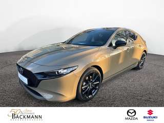 Schräge Frontansicht auf einen Mazda Mazda3 , freigestellt