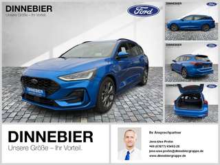 Schräge Frontansicht auf einen Ford Focus , freigestellt