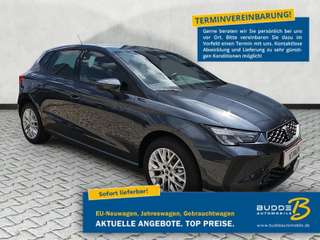 Schräge Frontansicht auf einen SEAT Ibiza , freigestellt