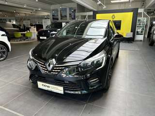 Schräge Frontansicht auf einen Renault Clio , freigestellt