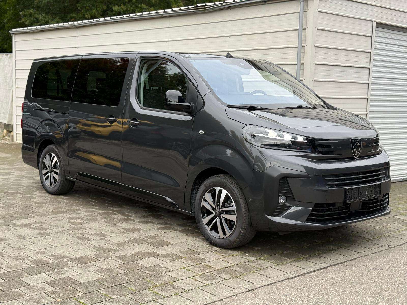 Fahrzeugbild eines Peugeot Traveller