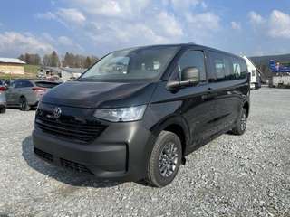 Schräge Frontansicht auf einen Volkswagen Caravelle , freigestellt
