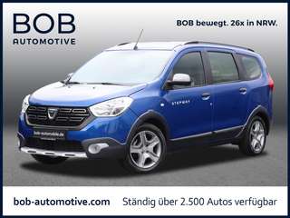 Schräge Frontansicht auf einen Dacia Lodgy , freigestellt