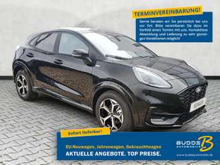 Schräge Frontansicht auf einen Ford Puma , freigestellt