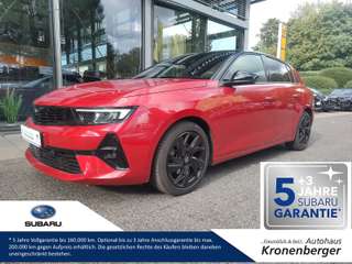 Schräge Frontansicht auf einen Opel Astra , freigestellt