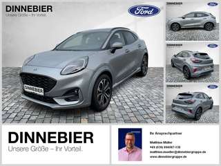 Schräge Frontansicht auf einen Ford Puma , freigestellt