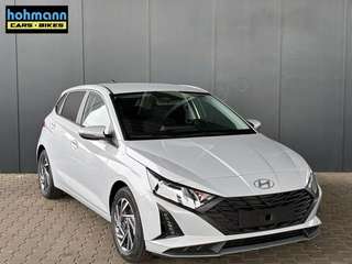 Schräge Frontansicht auf einen Hyundai i20 , freigestellt
