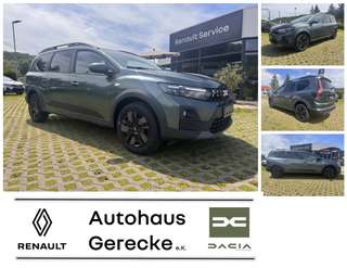 Schräge Frontansicht auf einen Dacia Jogger , freigestellt