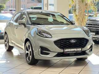 Schräge Frontansicht auf einen Ford Puma , freigestellt