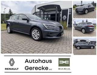 Schräge Frontansicht auf einen Renault Mégane , freigestellt