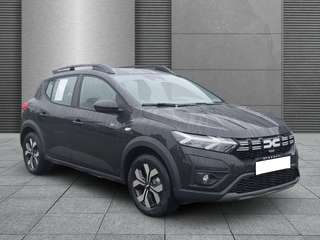 Schräge Frontansicht auf einen Dacia Sandero , freigestellt