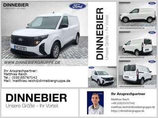 Schräge Frontansicht auf einen Ford Transit Courier , freigestellt