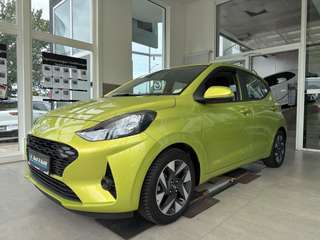 Schräge Frontansicht auf einen Hyundai i10 , freigestellt