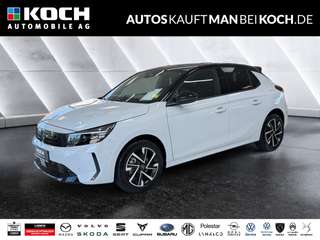 Schräge Frontansicht auf einen Opel Corsa , freigestellt