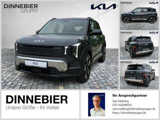 Schräge Frontansicht auf einen Kia EV2 , freigestellt