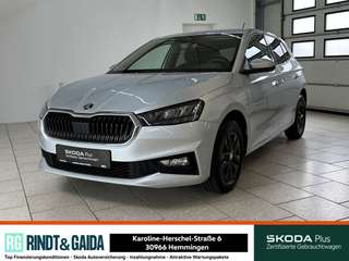 Schräge Frontansicht auf einen Skoda Fabia , freigestellt
