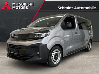 Schräge Frontansicht auf einen Opel Vivaro , freigestellt
