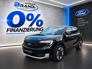 Schräge Frontansicht auf einen Ford Explorer , freigestellt