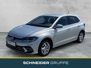 Schräge Frontansicht auf einen Volkswagen Polo , freigestellt