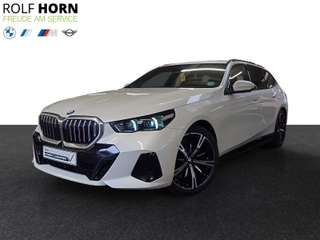 Schräge Frontansicht auf einen BMW 5er-Reihe , freigestellt