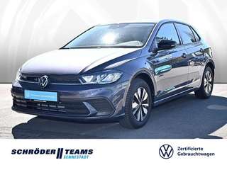 Schräge Frontansicht auf einen Volkswagen Polo , freigestellt
