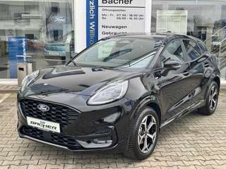 Schräge Frontansicht auf einen Ford Puma , freigestellt