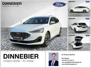 Schräge Frontansicht auf einen Ford Focus , freigestellt