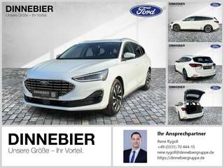 Schräge Frontansicht auf einen Ford Focus , freigestellt