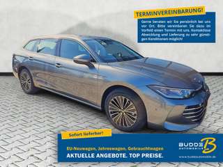 Schräge Frontansicht auf einen Volkswagen Passat , freigestellt